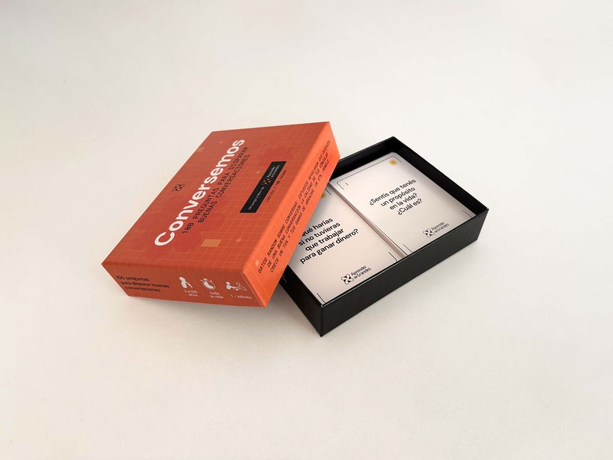 Caja de Conversemos abierta con las cartas adentro